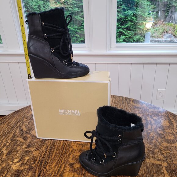 Michael Kors Boots. Leather Upper. Genuine Fur Lining. Wedge. Black. 7.5 - 8M. - Picture 4 of 13